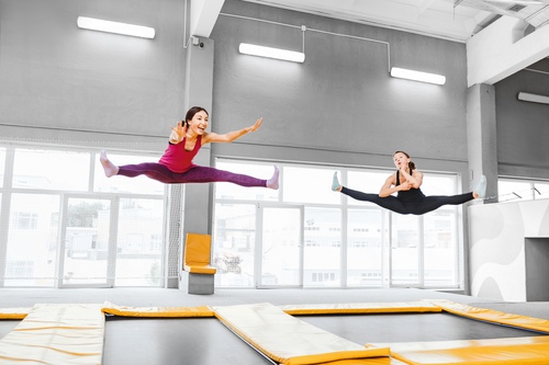 2 supermodels, 1 trampoline